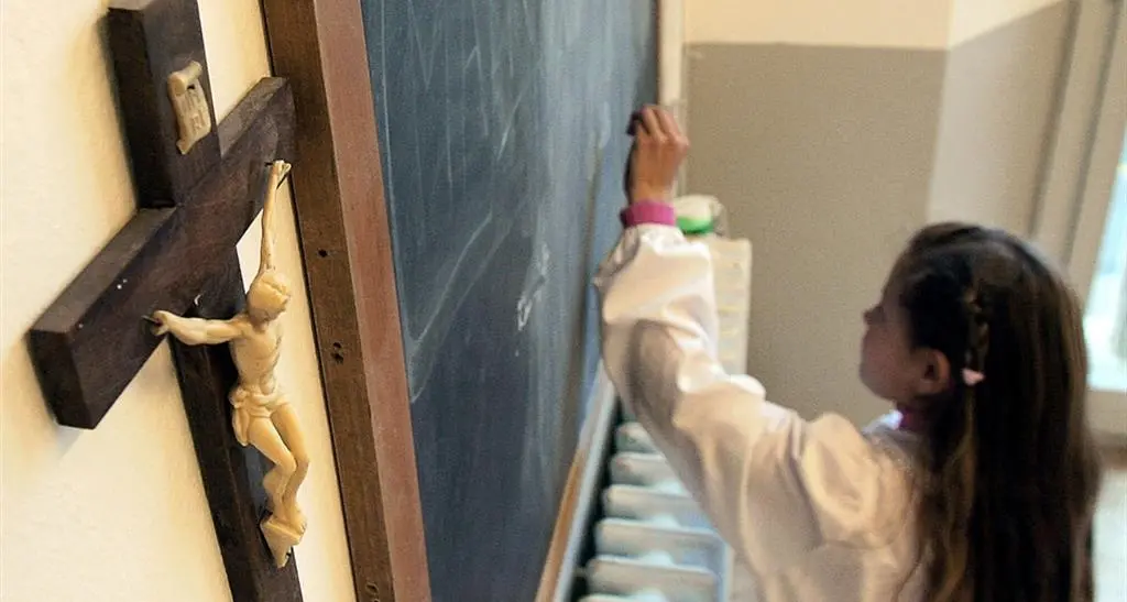 Crocifisso nelle aule, la Cassazione: “Le scuole decidano in autonomia”