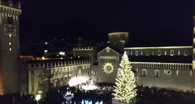 A Trento è già Natale, acceso l'albero in Piazza Duomo