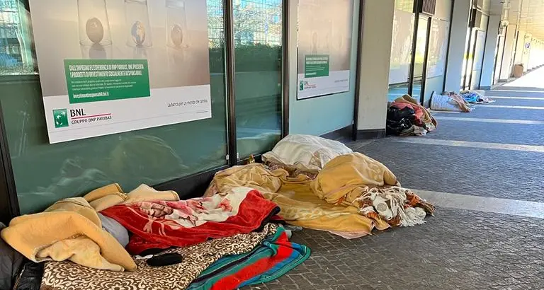 Trento, gli invisibili dormono all’addiaccio al Centro Europa