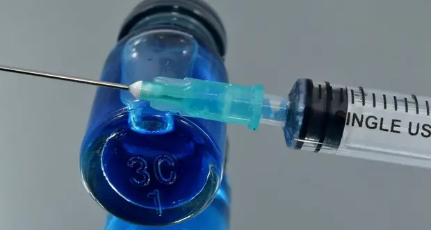 La carica dei vaccini, Pregliasco fa chiarezza: “Valori confrontabili di sicurezza e di efficacia. L’importante è vaccinarsi al più presto”