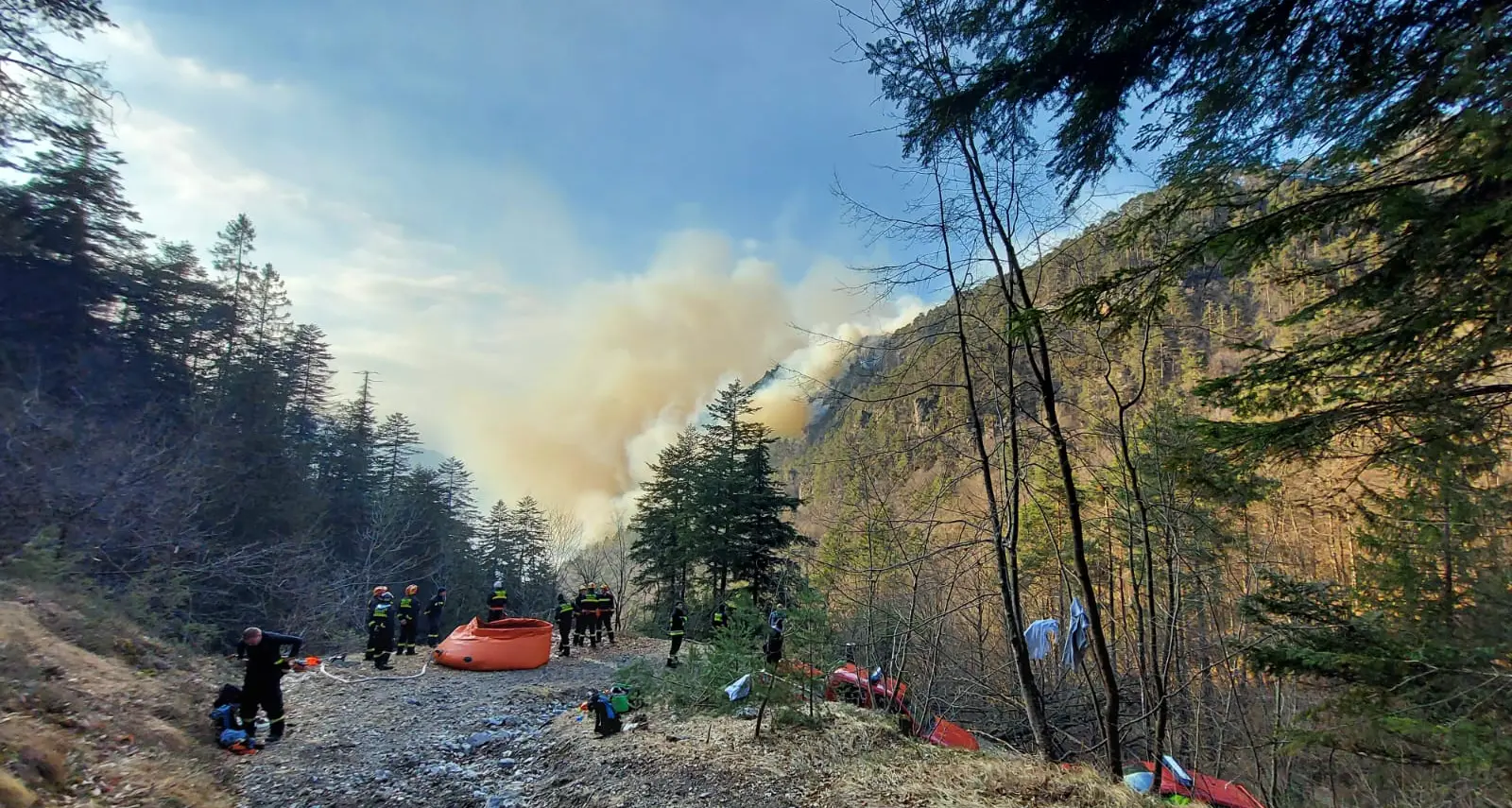 Bondone di Storo, incendio domato dopo quattro giorni: in fumo 25 ettari di bosco