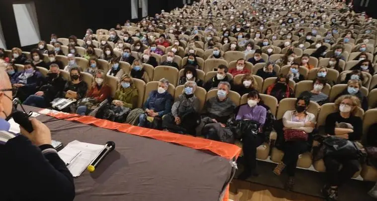 Scuola, centinaia di docenti all'assemblea sindacale a Trento