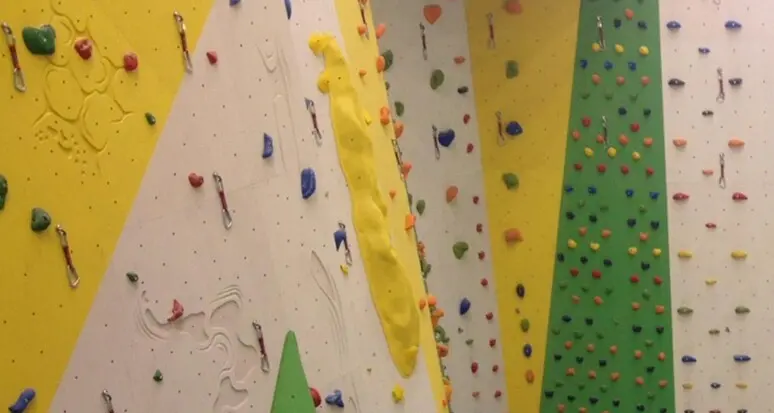 Trento, al via i lavori di ripristino in piazza Centa: ci saranno una struttura per l'arrampicata e una pedana per lo yoga