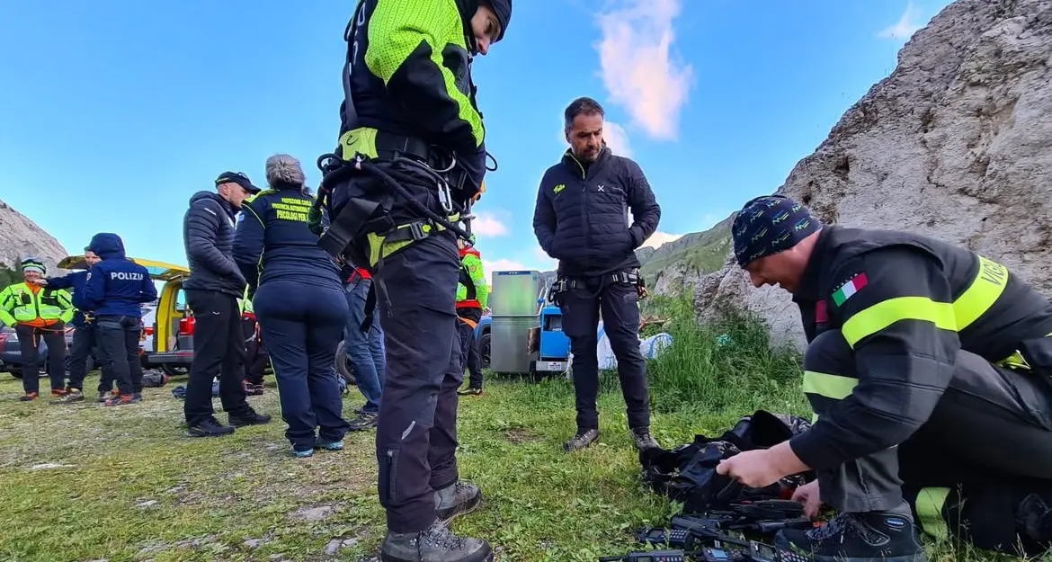 Marmolada, dalla zona del disastro emergono altri resti. Si cerca l’ultimo disperso