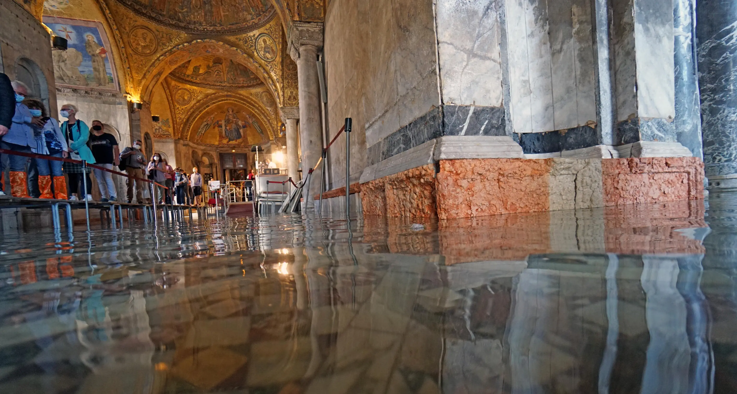 Il paradosso di Venezia: l’acqua alta è «poco alta» e la Basilica di San Marco finisce in ammollo