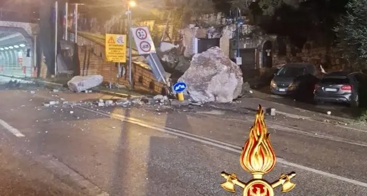 Nuova frana sulla Gardesana: massi cadono sulla strada