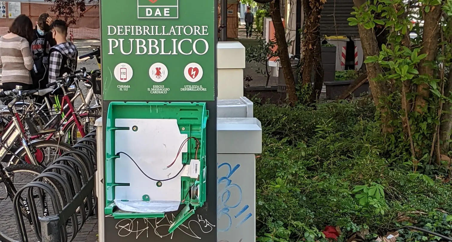 Trento, rubato il defibrillatore in corso Tre novembre