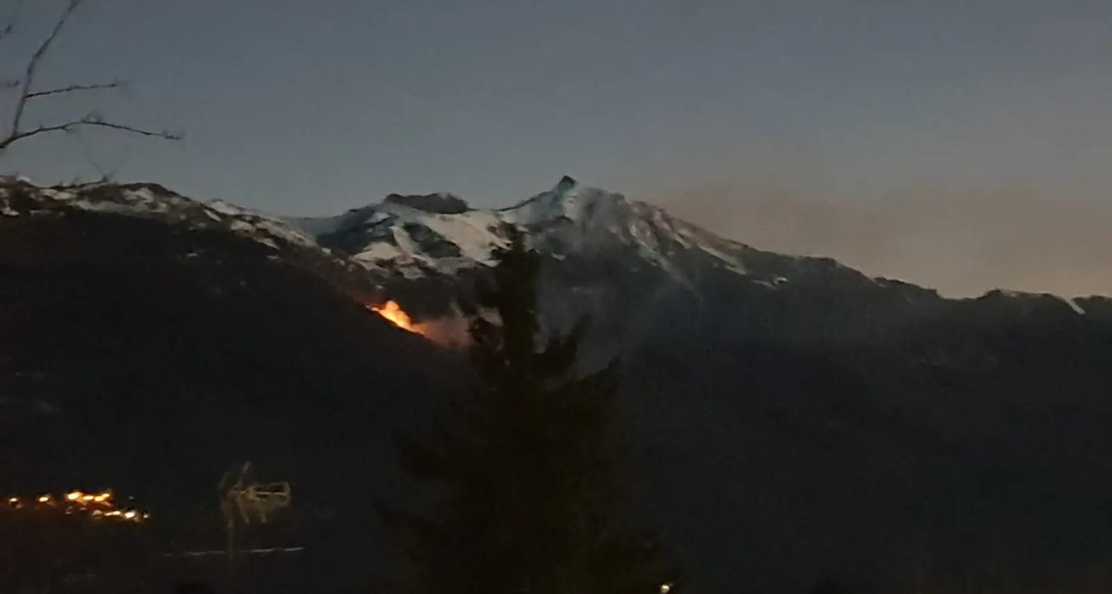 In fiamme i boschi a valle del monte Cornetto