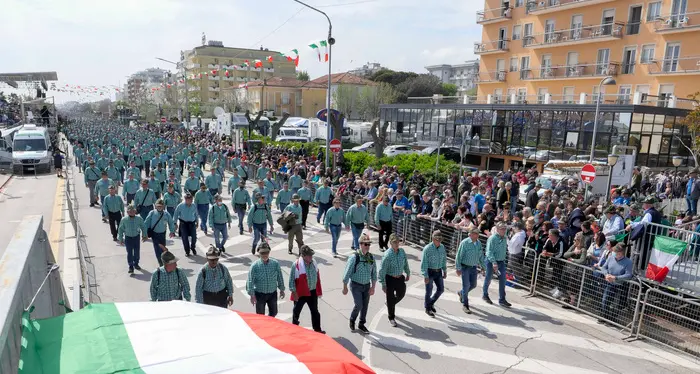 Molestie all’Adunata degli alpini, scoppia il caso