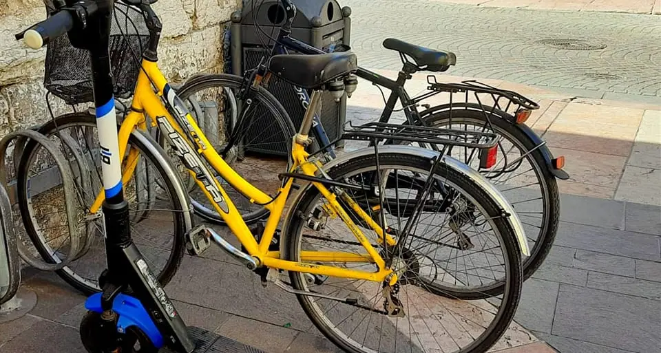 Monopattini, si cambia: a Trento “multa” di 1 euro contro la sosta selvaggia
