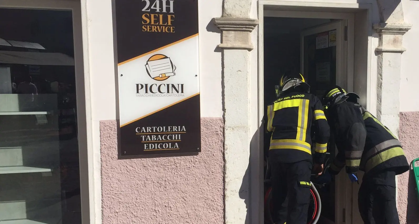 Dro, scatta l’allarme nel tabacchino in piazza Repubblica: nessun incendio e neppure il ladro