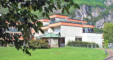 Inganna gli operatori, scappa dalla Rsa e si rifugia a casa sua