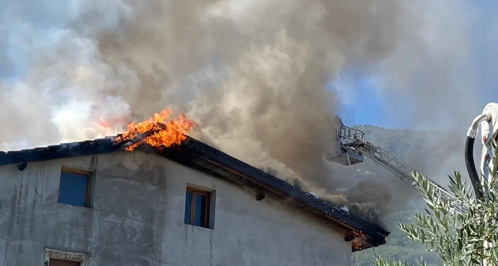 Incendio a Borgo Sacco: in fiamme il tetto di una casa