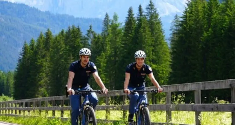 In val di Fassa controlli della polizia in e-bike
