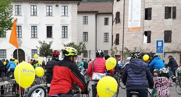 Trento in bici, centinaia di persone sulle due ruote per la festa della mobilità senz’auto