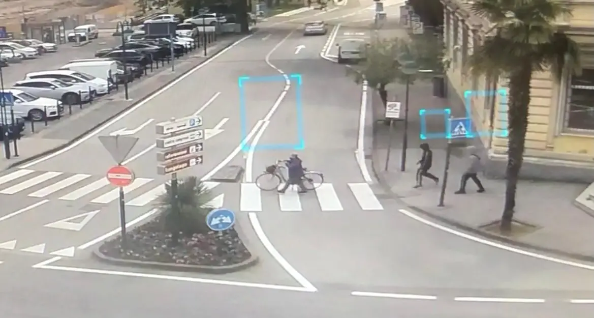 Riva, donna scippata mentre va in bici: denunciati due minorenni