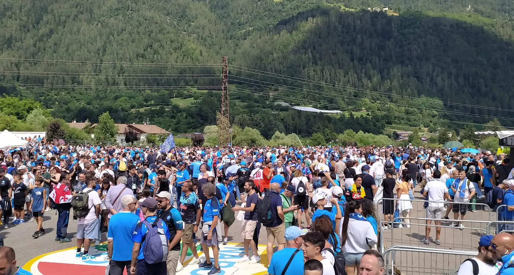 Dimaro, la grande invasione dei tifosi del Napoli per applaudire Osimhen e compagni