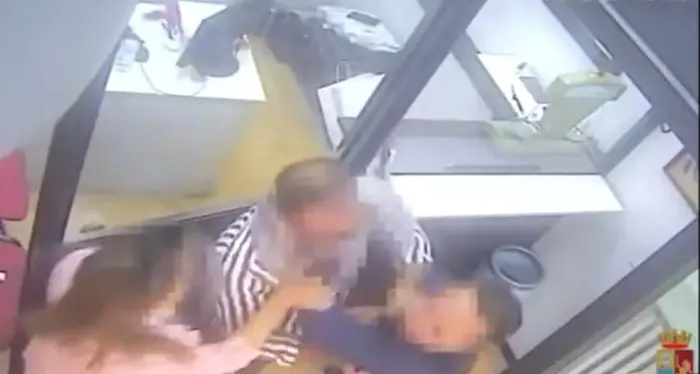 Incinta rapina lingotto da 30 mila euro con il compagno, smascherati quando vanno all’ospedale