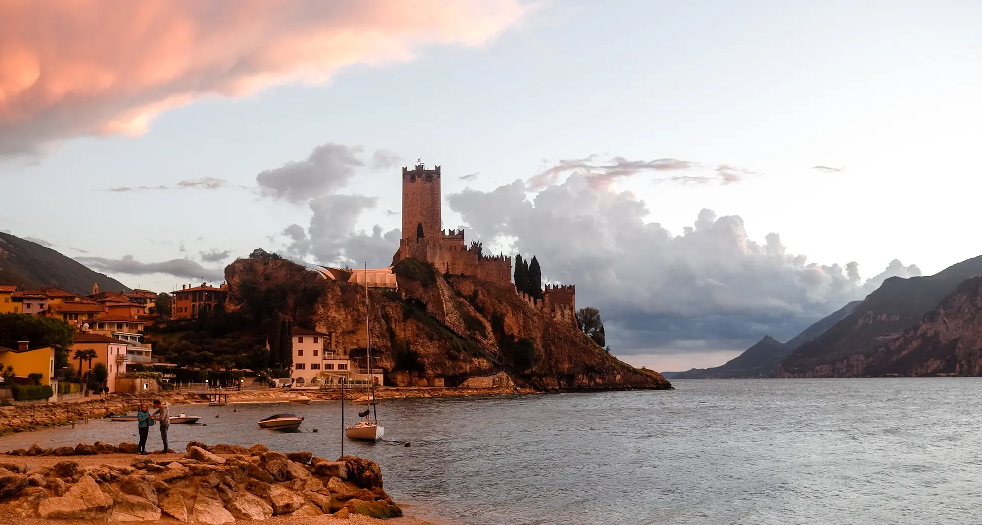 Il Covid non dà tregua sul Garda: Malcesine dice stop al Capodanno in piazza (e anche ai fuochi d’artificio)