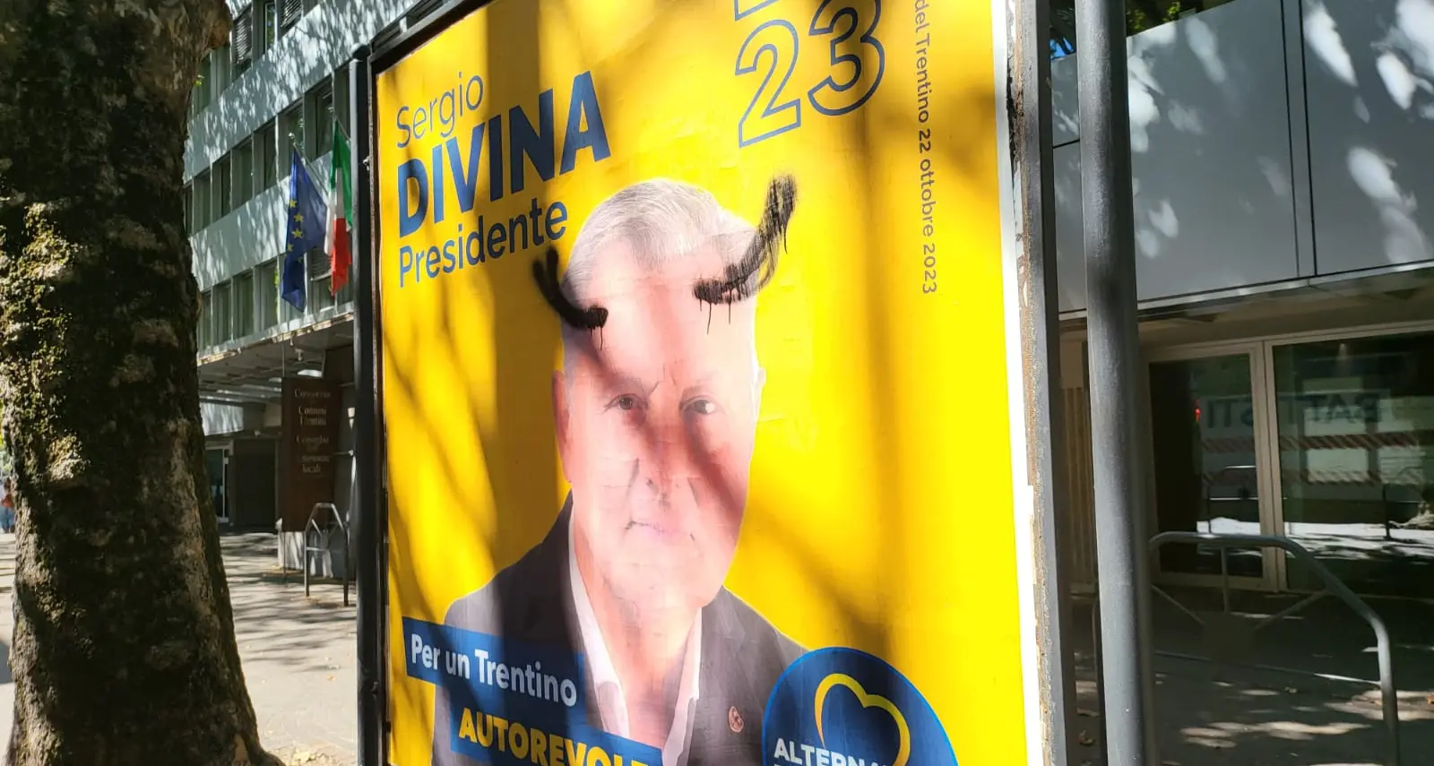 Fugatti, Divina e Valduga: gli sberleffi sui cartelloni sono con la “par condicio”
