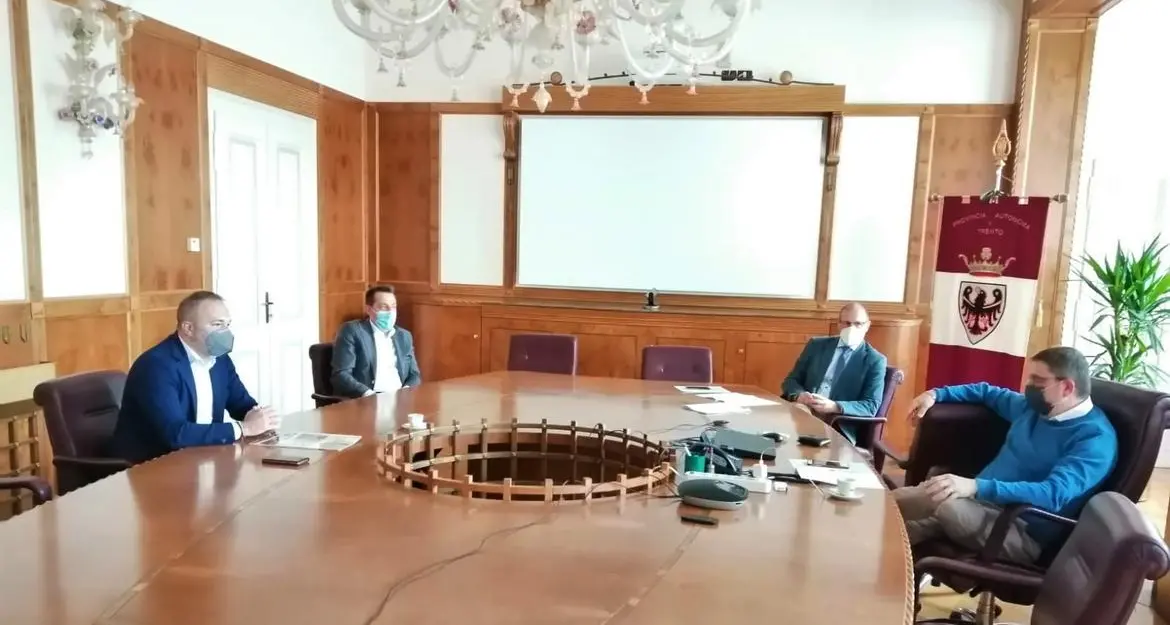 Ferrovia Trento-Malè: ai passaggi a livello di Mezzolombardo le attese calano a meno di 3 minuti
