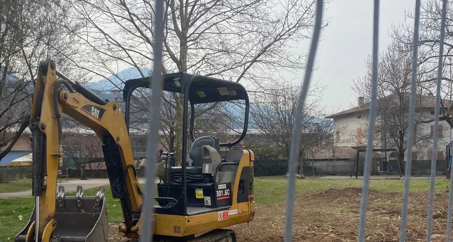 Rovereto, il parco della piscina “amputato” per costruire uno stradone: i residenti contro le ruspe