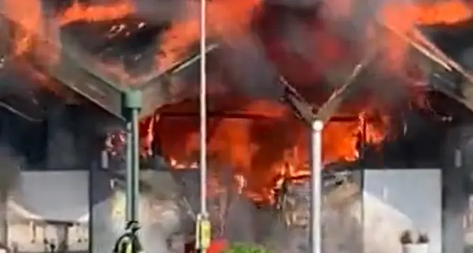 Desenzano, in fiamme il centro commerciale “Le Vele”
