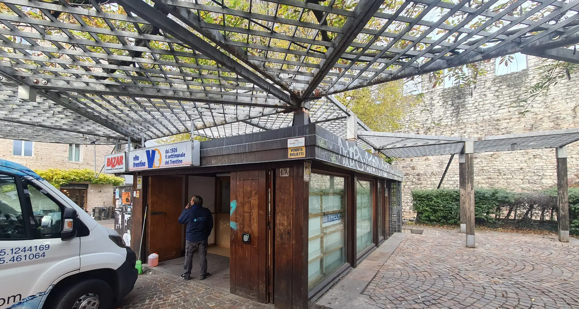 Trento Città del Natale verso il debutto. La distribuzione dei braccialetti nell’ex edicola di fronte al Torrione