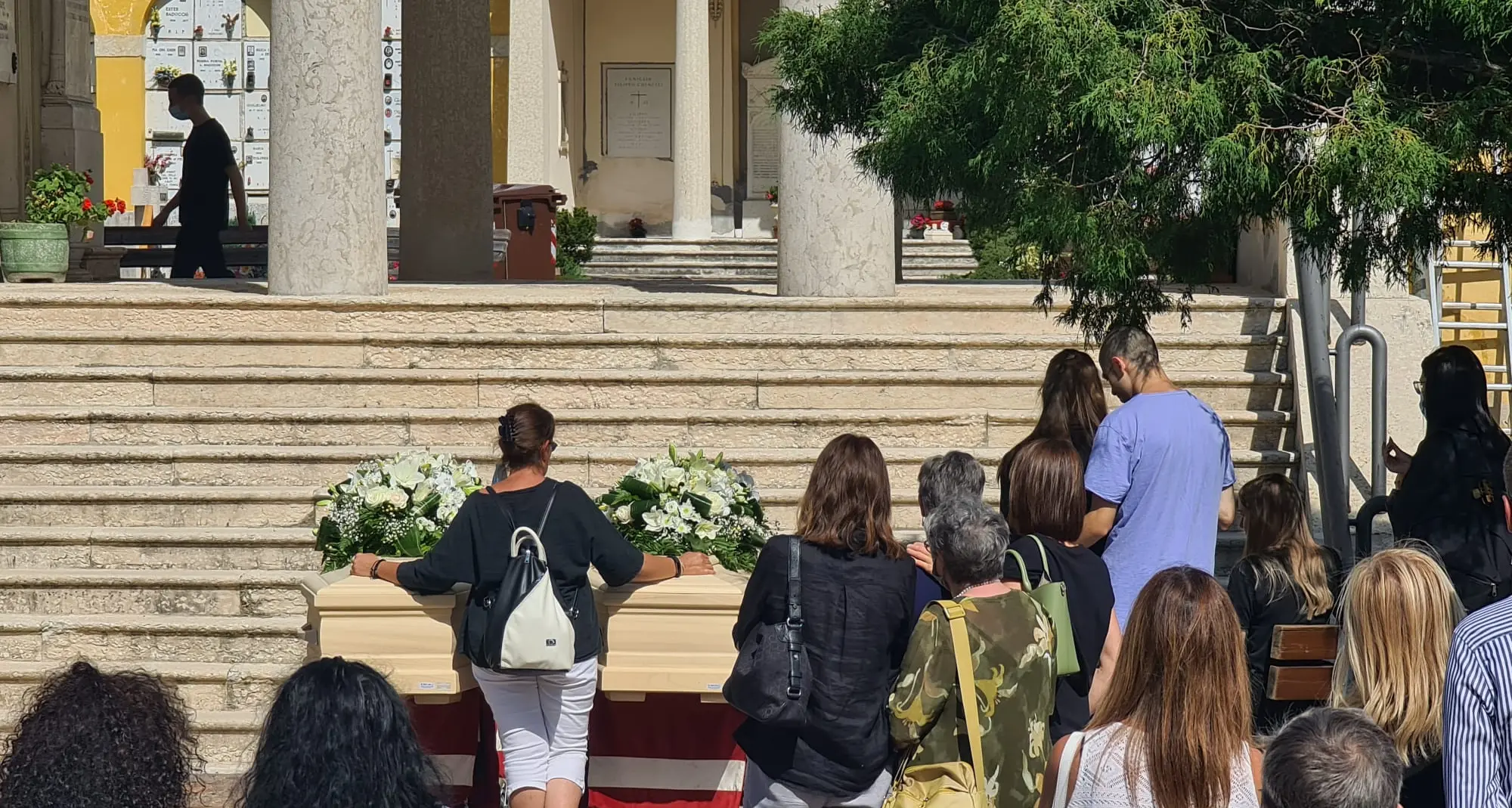 Il doloroso addio ad Elisa e Sandro Prada