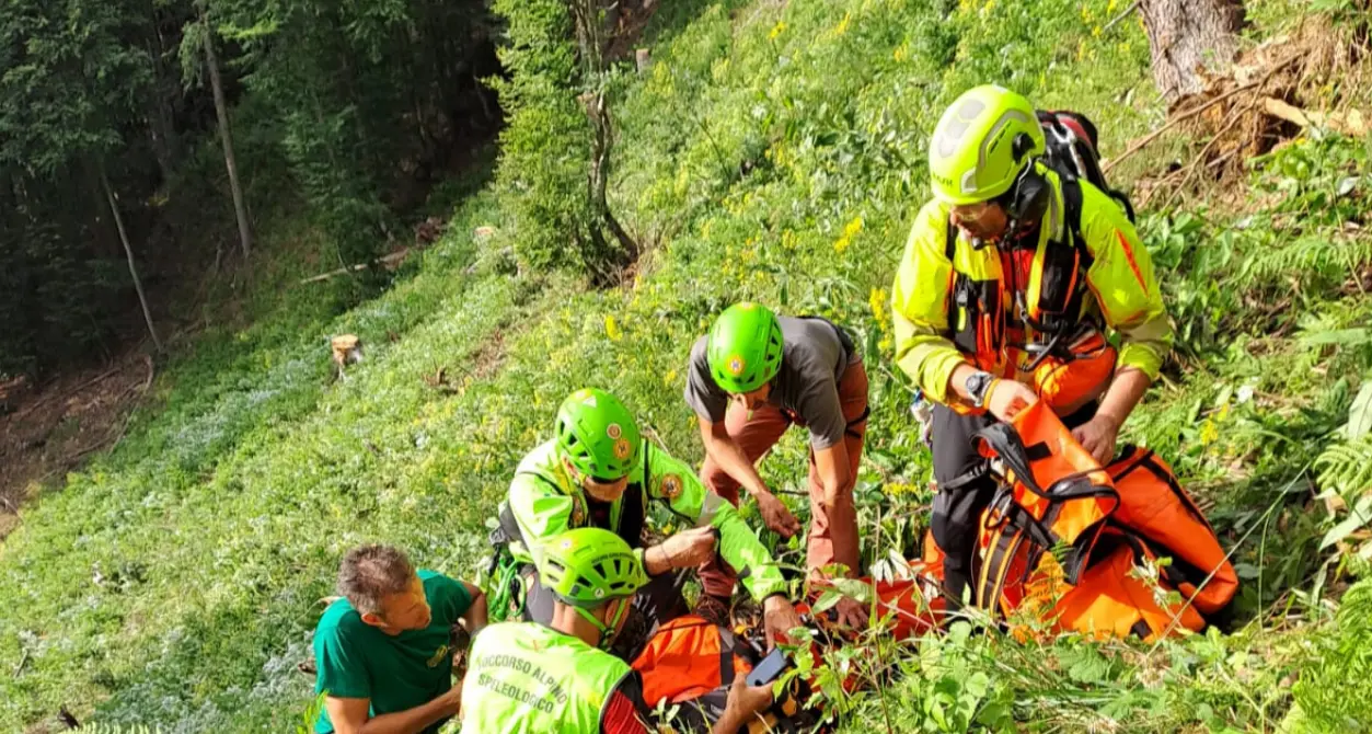 Precipitano in un dirupo travolti da un tronco: feriti due boscaioli