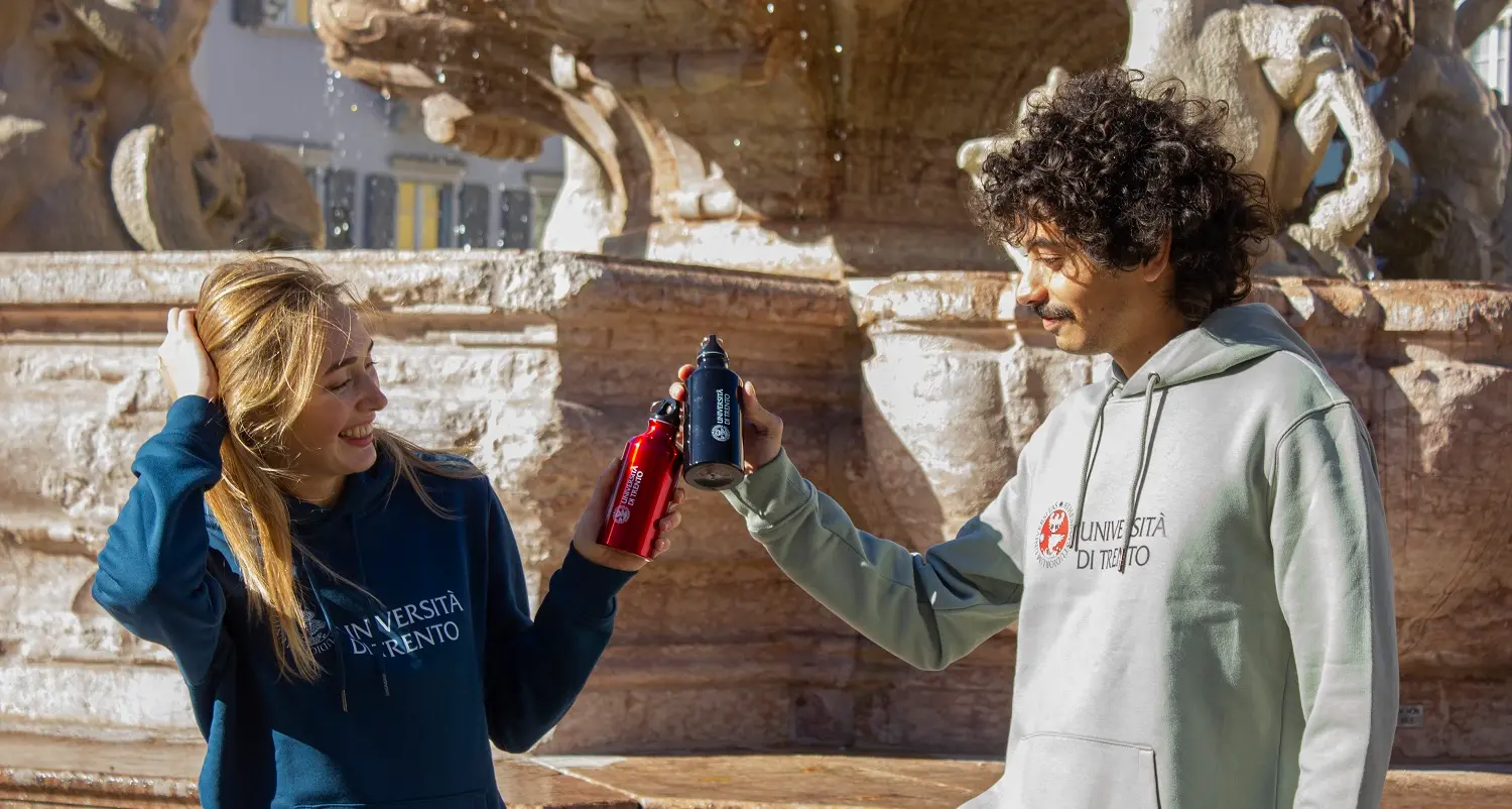 Maglie, borse, kit da viaggio: UniTrento lancia il proprio merchandising