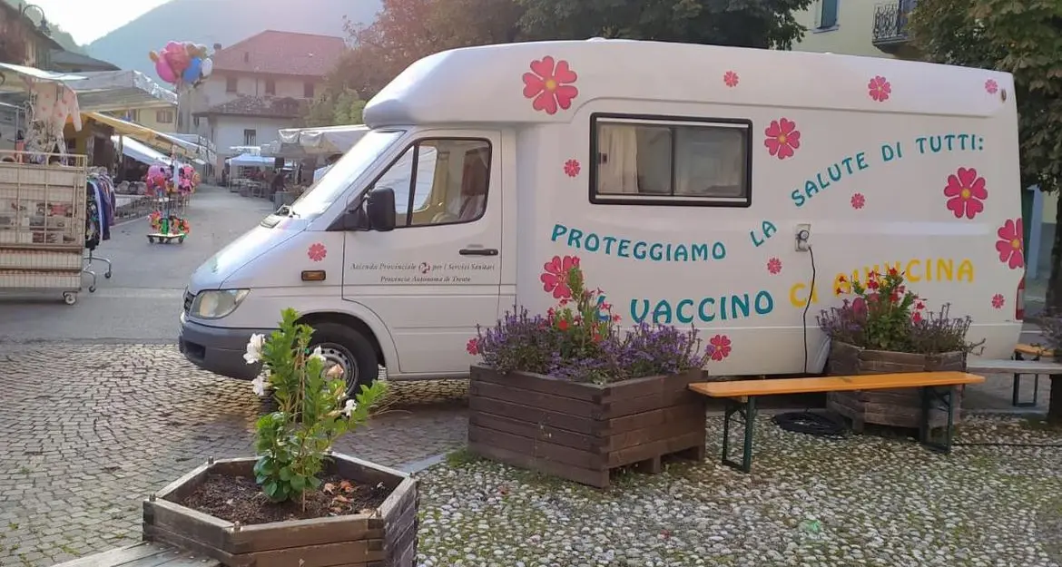 Il 15 ottobre si avvicina: il camper del vaccino nelle valli e open vax day a Trento