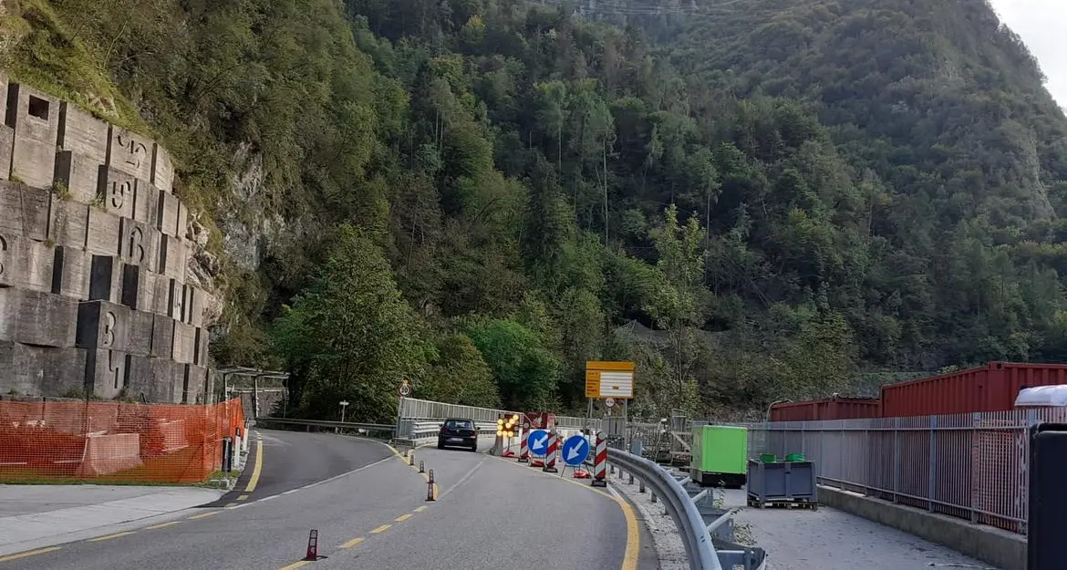 Lavori al Pontet, semaforo intelligente e “moviere” nel fine settimana per snellire il traffico