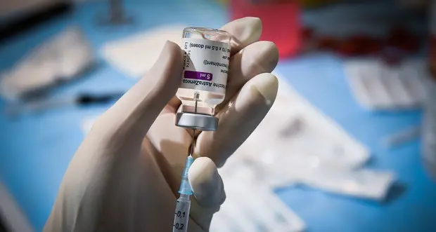 L’Aifa blocca un lotto di vaccini AstraZeneca: “Divieto di utilizzo in Italia”