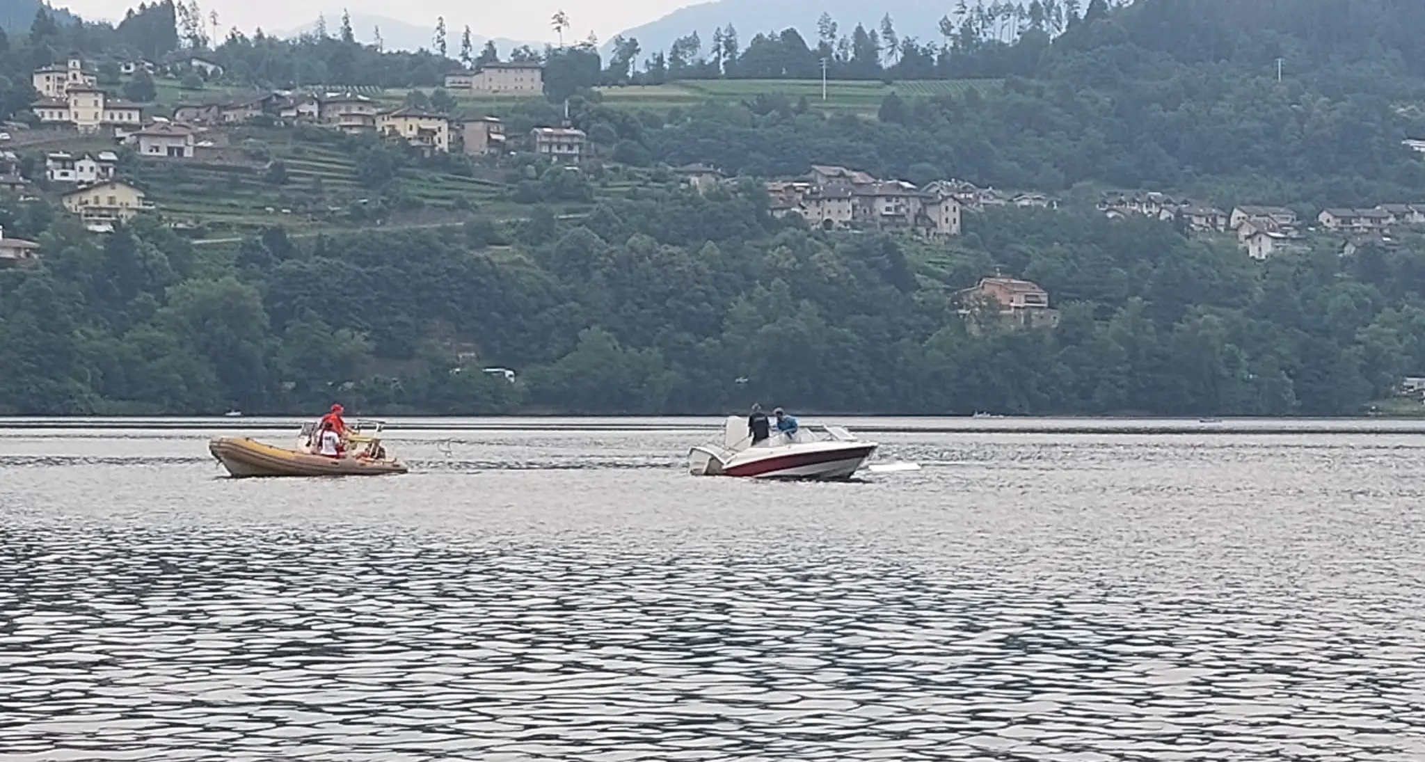 Caldonazzo, imbarcano acqua: salvi i due a bordo, cola a picco la piccola imbarcazione