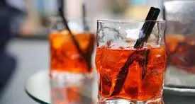 Covid, domenica “senza regole” a Baselga di Piné. La denuncia sui social: “Folla di persone senza mascherina a bersi lo spritz”