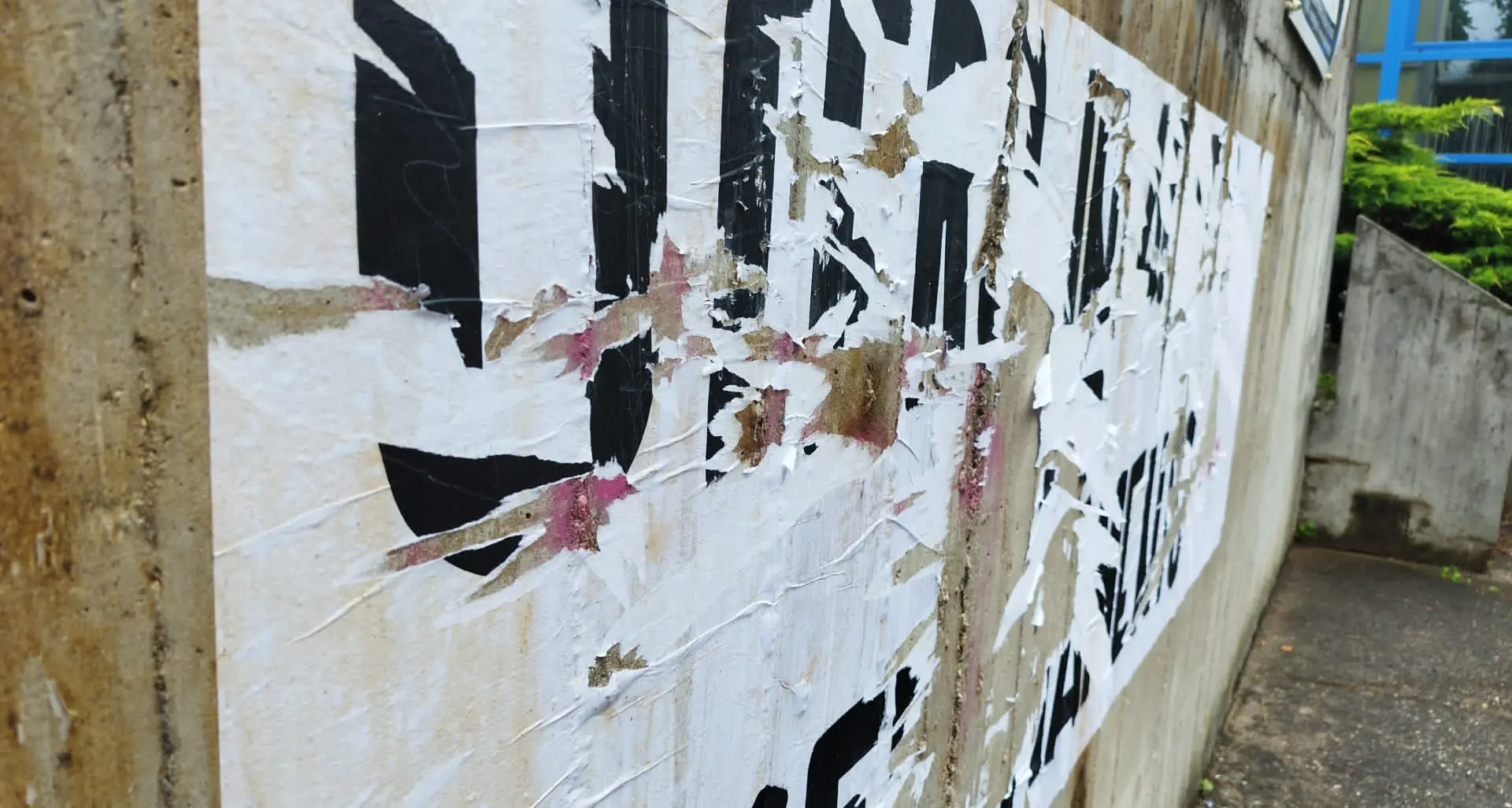 Striscione “fascista” sul muro della sede di Arci: è il secondo episodio in un mese