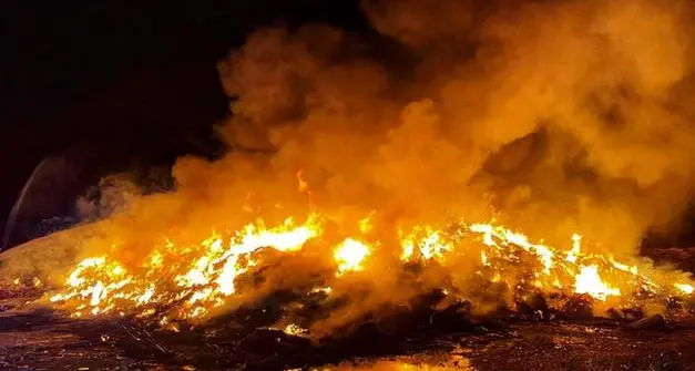 Pulisce la cantina e poi dà fuoco ai rifiuti in strada, denunciato