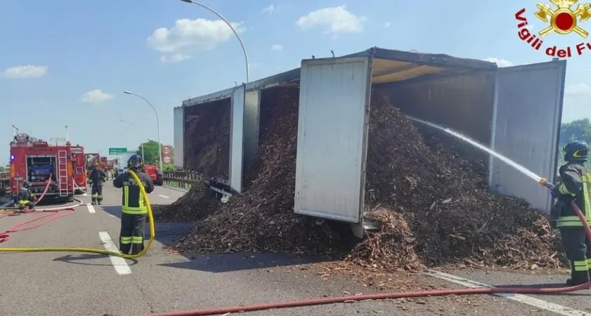 Camion di cippato prende fuoco sull’A22, traffico in tilt per ore