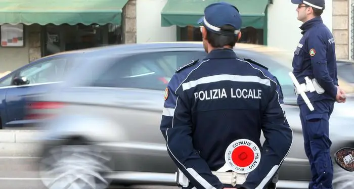 Lago di Garda, stampa in casa il tagliando del parcheggio ma sbaglia dimensioni: pizzicato dai vigili