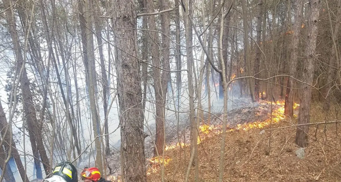 Incendio di Sarche, la siccità complica le operazioni: acqua prelevata dal lago di Toblino per fermare le fiamme