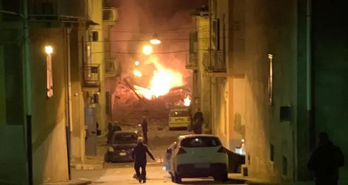 Esplode un tubo del metanodotto, crollano palazzine a Ravanusa: un morto e otto dispersi