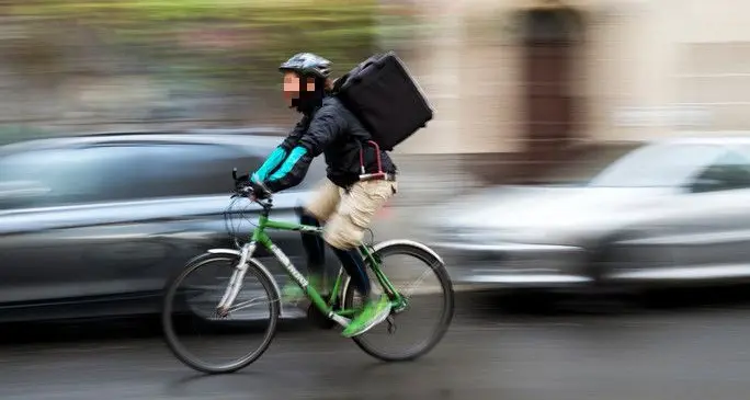 Rider sfregiato, il sindaco gli dona la medaglia della città