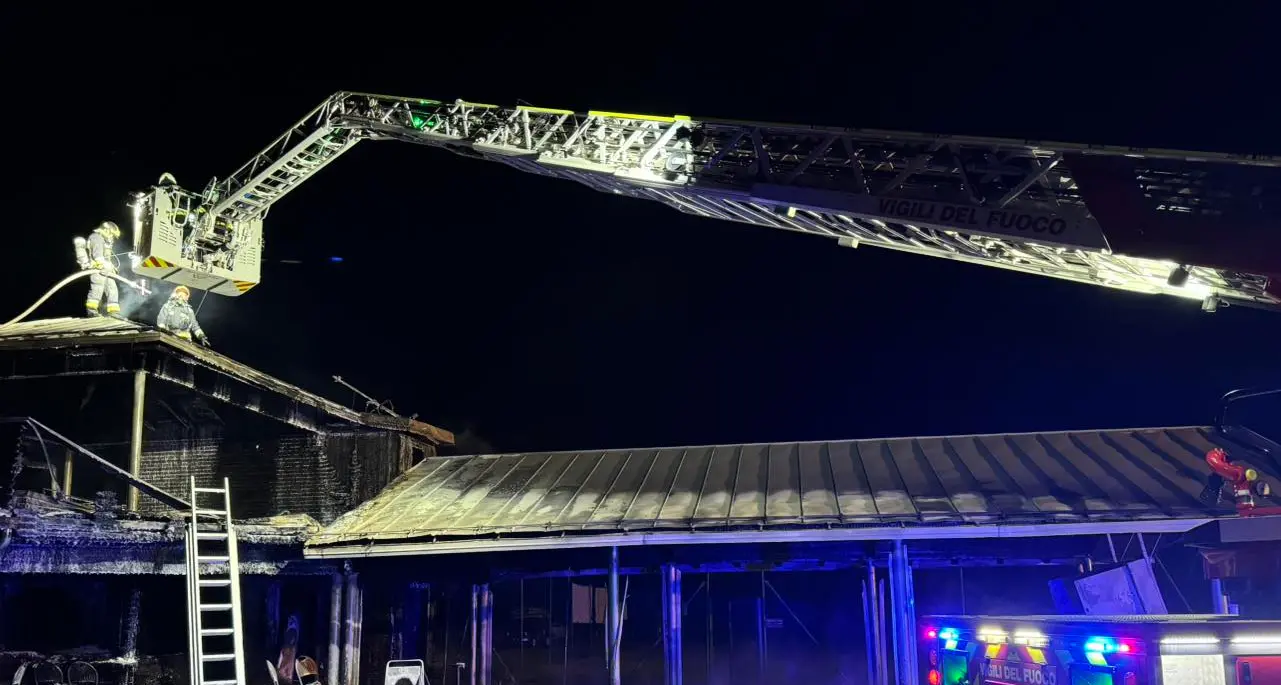 Pellizzano, rogo distrugge il bicigrill nella notte