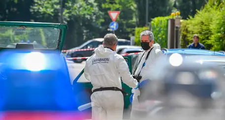 Spara per strada, ammazza un uomo e ferisce due bambini poi si barrica in casa