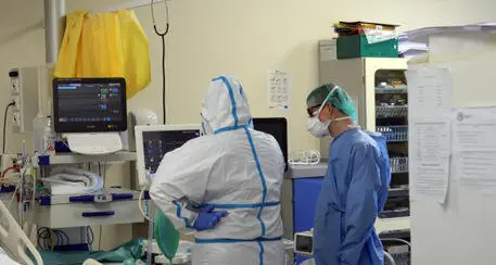 Infermieri factotum: rischi, troppe ore di straordinario e stipendi bassi