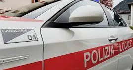Scappano dalla botola del ristorante per sfuggire al controllo del Green Pass