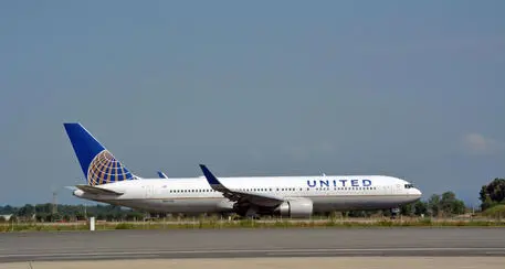 United Airlines licenzia 593 dipendenti no vax
