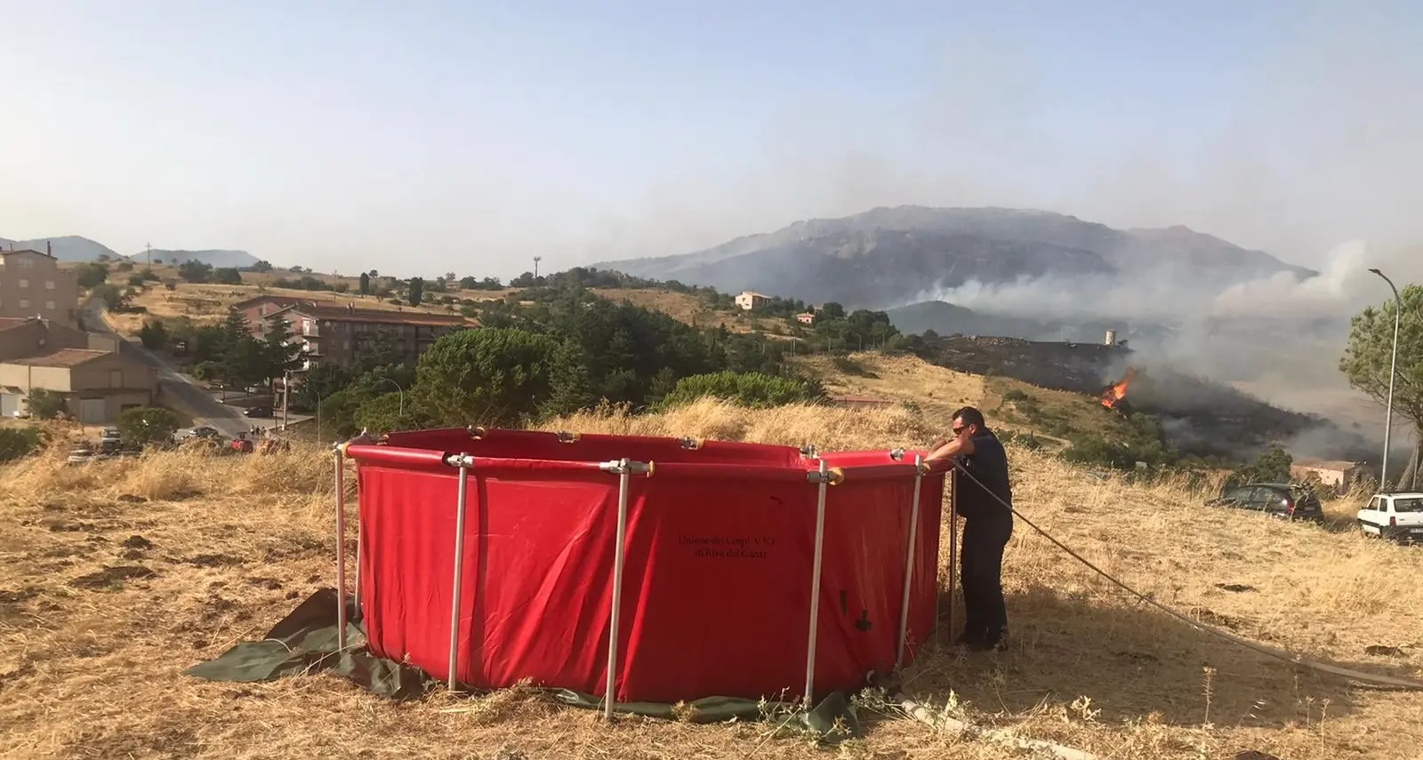 Sicilia in fiamme, i vigili del fuoco del Trentino al lavoro nella zona di Messina: «I risultati si vedono»