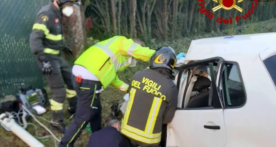 Schianto frontale con il camion, gravissime due sorelle di San Michele